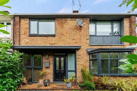 10 Burden Way, London, E11 3RY