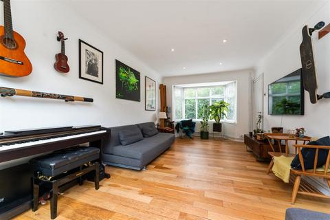 10 Burden Way, London, E11 3RY