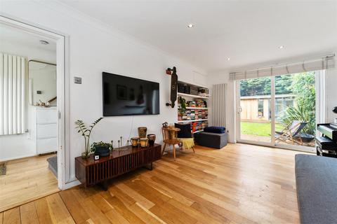 10 Burden Way, London, E11 3RY
