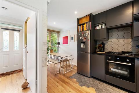 10 Burden Way, London, E11 3RY