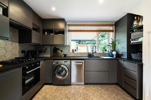 10 Burden Way, London, E11 3RY