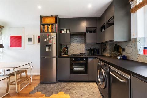 10 Burden Way, London, E11 3RY