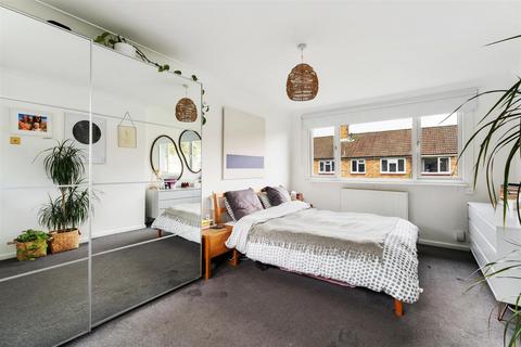 10 Burden Way, London, E11 3RY