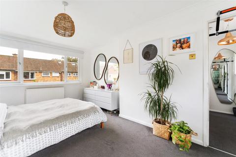 10 Burden Way, London, E11 3RY