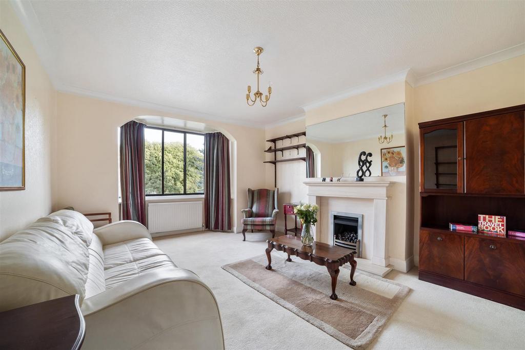 Forest Court, Snaresbrook 2 bed apartment for sale £465,000