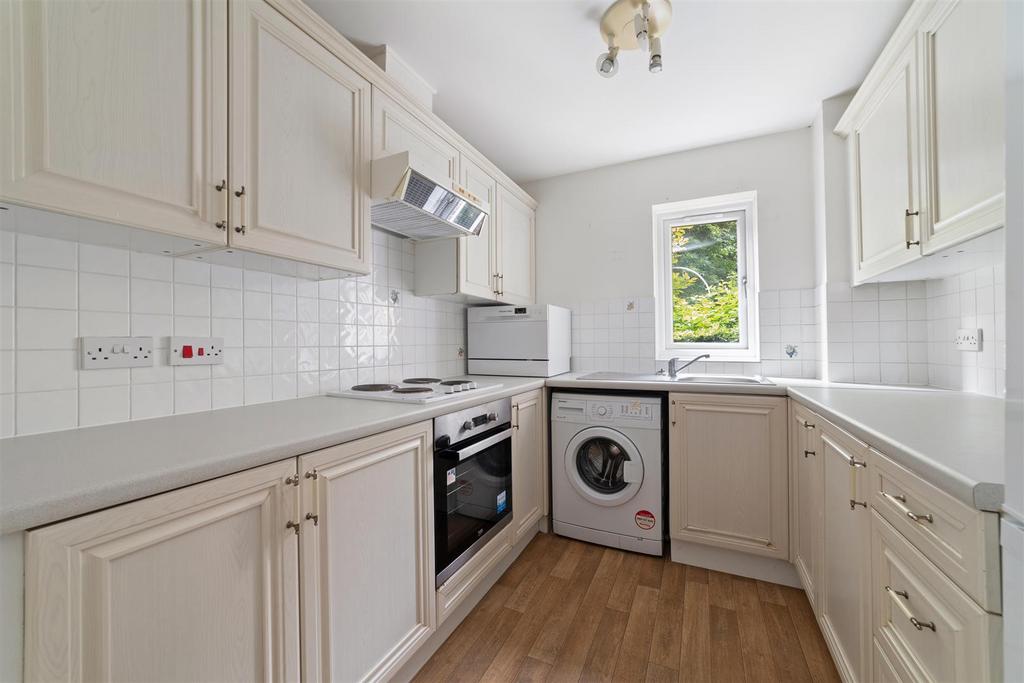Victory Road, Wanstead 2 bed apartment for sale £350,000