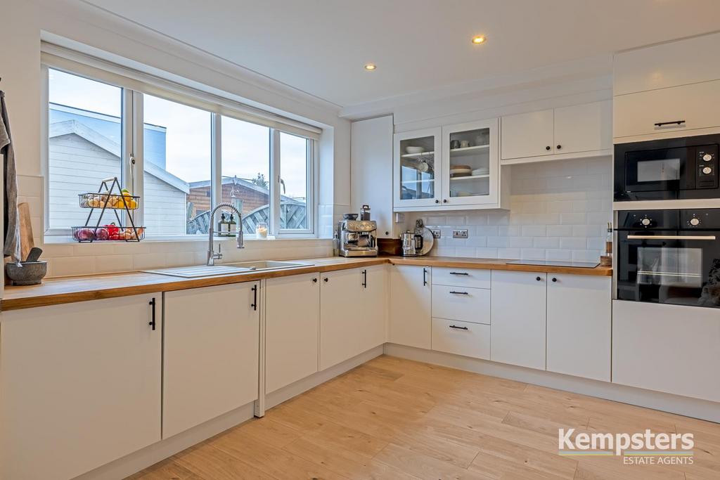 Kitchen 2.jpg