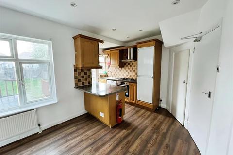 3 bedroom terraced house to rent, Swan Way, Enfield