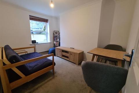 2 bedroom maisonette for sale, Lower Ground Floor Apartment in Alexandra Road, South Farnborough.