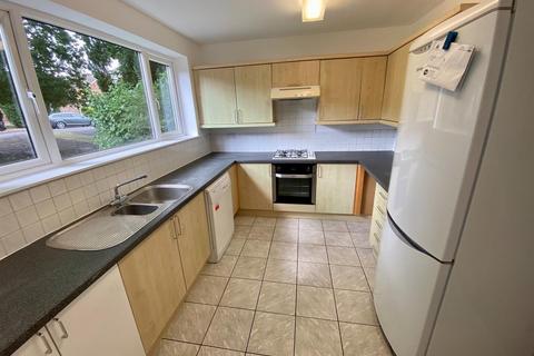 3 bedroom semi-detached house to rent, Foxfield Close, Northwood