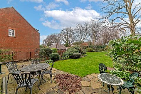 2 bedroom flat for sale, Newmarket  Court, Goldsmith Way, St. Albans