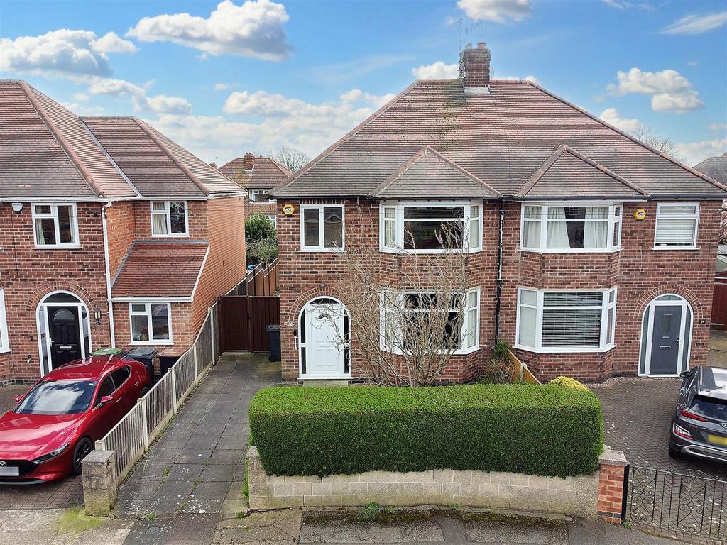 Clarence Road, Attenborough, Nottingham 3 bed semidetached house for