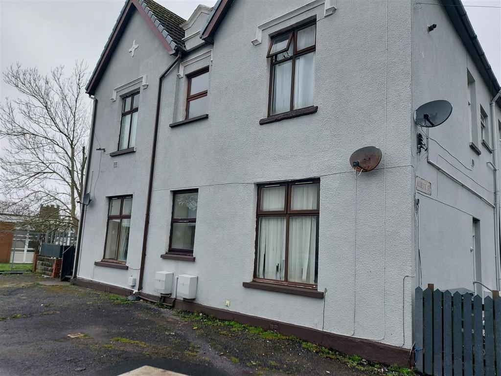 Queen Victoria Road, Llanelli 2 bed house £700 pcm (£162 pw)
