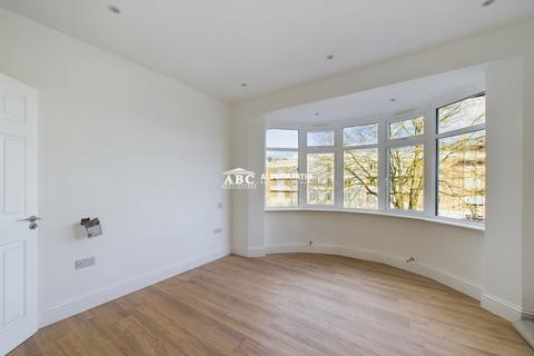 4 bedroom apartment to rent, Green Lane, London, NW4