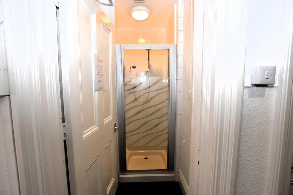 Shower room [communal].JPG