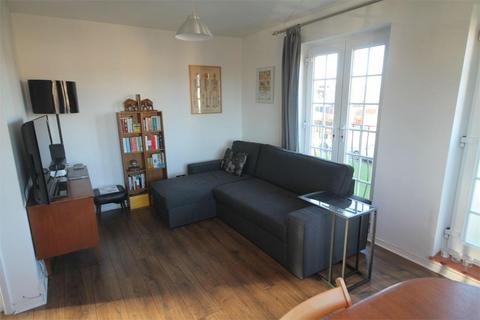 2 bedroom flat to rent, Garrick Close, Staines-upon-Thames TW18