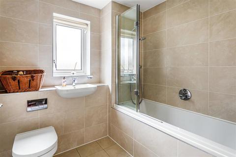 4 Lulworth Place, Epsom, KT19 8GQ
