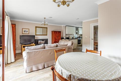 4 Lulworth Place, Epsom, KT19 8GQ