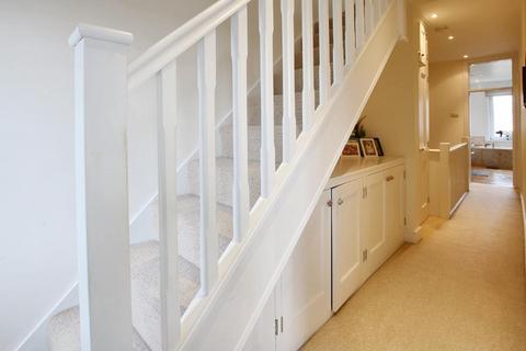 66 Upper Fairfield Road, Leatherhead, KT22 7HS