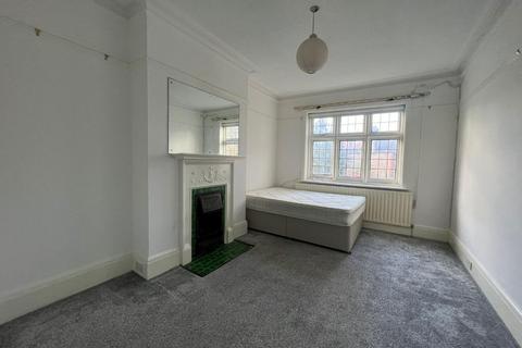 1 bedroom in a house share to rent - West Lodge Avenue, London