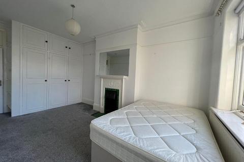 1 bedroom in a house share to rent - West Lodge Avenue, London