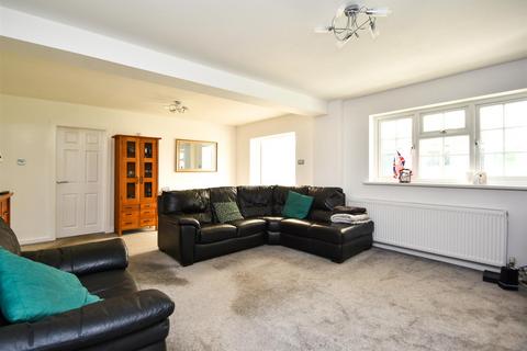 18 Corfton Drive, Tettenhall, Wolverhampton, WV6 8NR