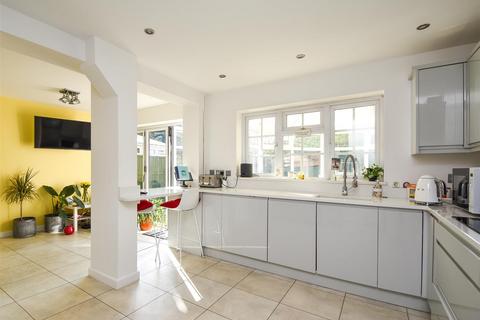 18 Corfton Drive, Tettenhall, Wolverhampton, WV6 8NR