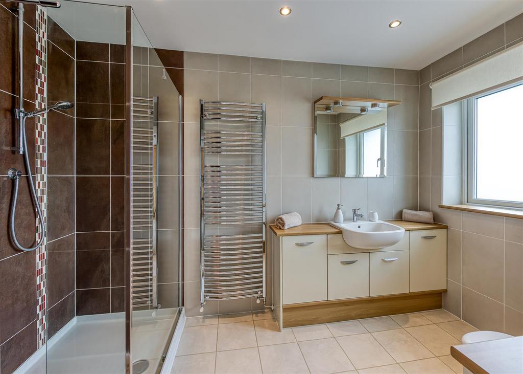 11 Kings Road-MAY24-bed1 ensuite.jpg