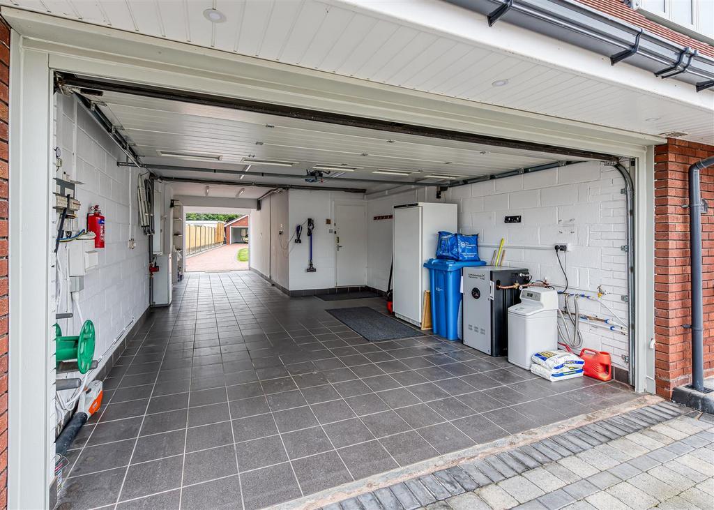 11 Kings Road-MAY24-garage1.jpg