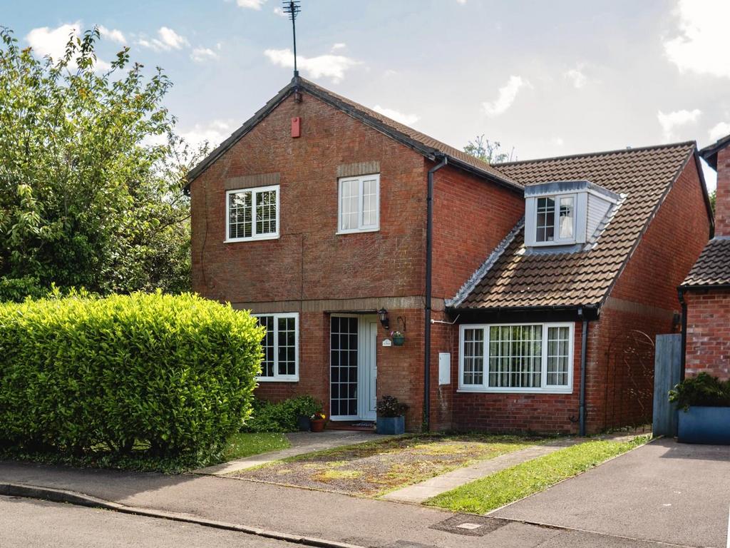 Cosmeston Drive, Penarth 4 bed detached house for sale £440,000