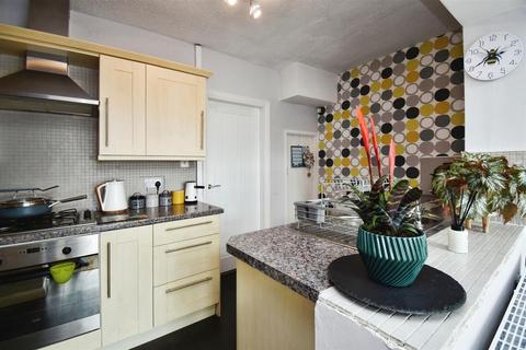5 Camborne Grove, Hull, HU8 8HX