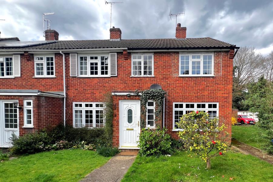 Triggs Close, Woking GU22 3 bed semidetached house to rent £2,100