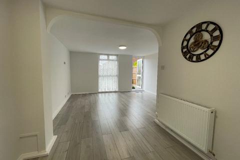 3 bedroom terraced house for sale - Coltsfoot Path, Romford