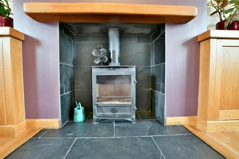 10 Almond Crescent, Gateshead, NE8 2TE