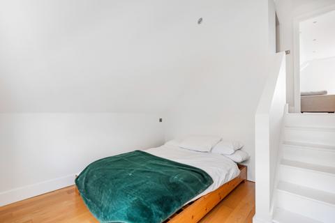 2 bedroom flat to rent - Broomwood Road Battersea SW11