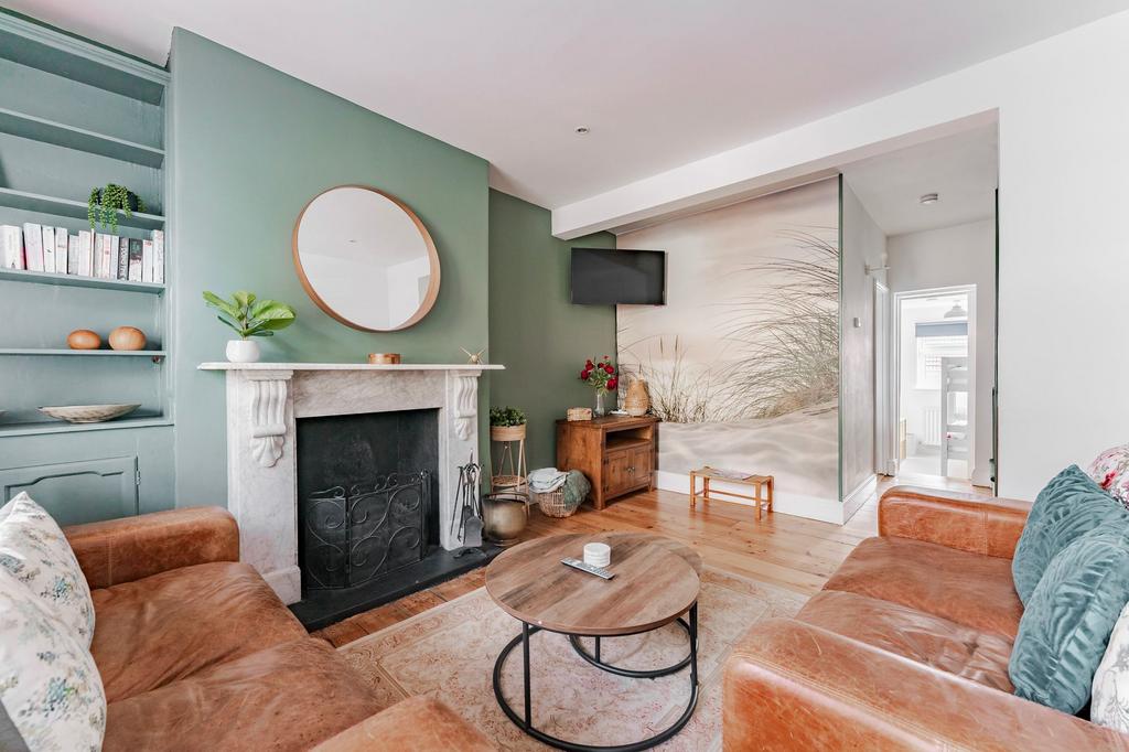 Cliff Hill, Gorleston 3 bed terraced house £250,000