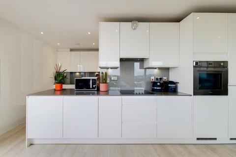 2 bedroom apartment for sale, Lakeside Drive, London, NW10