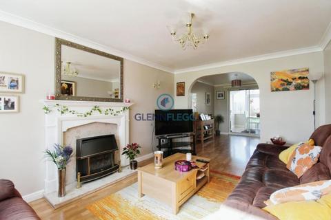 3 bedroom detached house for sale - Kempe Close, Langley