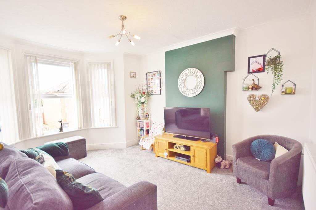 Shelbourne Road, Bournemouth BH8 2 bed flat for sale £180,000