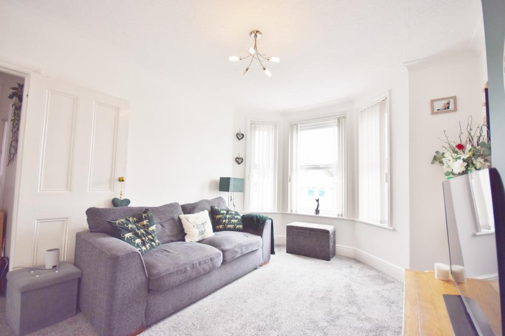 Shelbourne Road, Bournemouth BH8 2 bed flat for sale £180,000