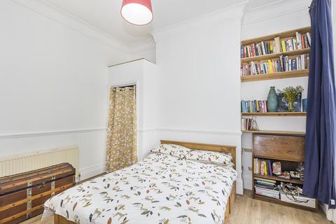 16b Cricketfield Road, London, E5 8NS