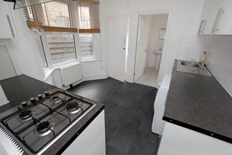 4 bedroom terraced house to rent - Steele Road, London E11