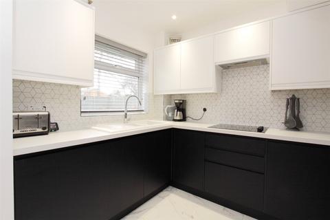 3a Lyde Close, Oakley, Basingstoke, RG23 7AW