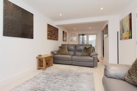 3a Lyde Close, Oakley, Basingstoke, RG23 7AW
