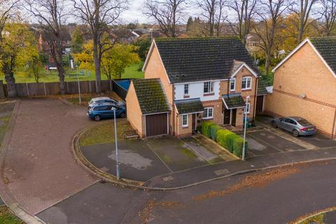 3 bedroom semi-detached house for sale - Rivets Close, Aylesbury HP21