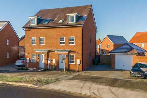 3 bedroom townhouse for sale, Armstrongs Fields, Aylesbury HP22