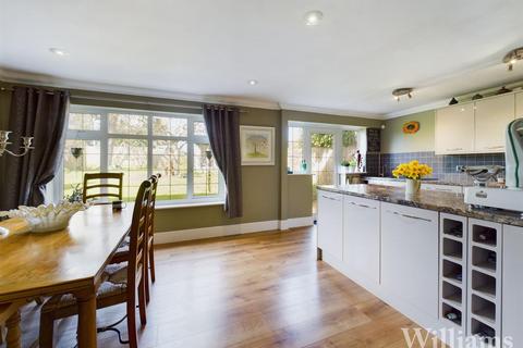 4 bedroom detached house for sale, Oxford Road, Aylesbury HP17