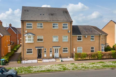 4 bedroom townhouse for sale, Paradise Orchard, Aylesbury HP18