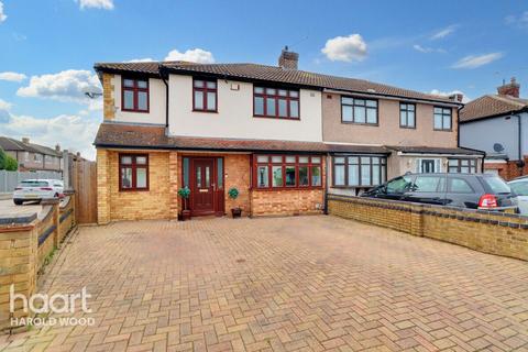 4 bedroom semi-detached house for sale - Church Road, Romford