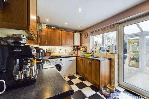 2 bedroom end of terrace house for sale - Lower Close, Aylesbury HP19